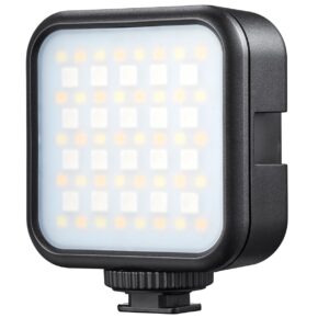 Godox Litemons LED-valo (RGB) LED6R on kompakti, suorakulmainen paneeli, jossa on himmeä etupuoli ja musta kotelo ja joka on suunniteltu kiinnitettäväksi kameraan tai jalustalle.