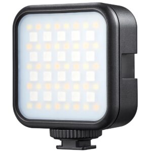 1619619852_014 Godox Litemons LED-valo (RGB) LED6R on kompakti, suorakulmainen paneeli, jossa on himmeä etupuoli ja musta kotelo ja joka on suunniteltu kiinnitettäväksi kameraan tai jalustalle.