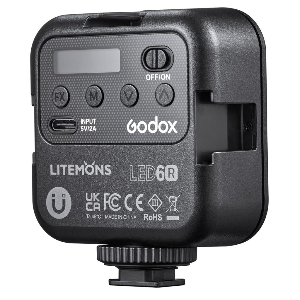 1619619853_014 Lähikuva Godox Litemons LED Light(RGB) LED6R -valaisimen takaosasta, jossa on ohjauspainikkeet, pieni näyttö, USB-C-portti, sertifiointitarrat ja musta muovinen ulkopinta.