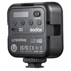 1619619853_014 Lähikuva Godox Litemons LED Light(RGB) LED6R -valaisimen takaosasta, jossa on ohjauspainikkeet, pieni näyttö, USB-C-portti, sertifiointitarrat ja musta muovinen ulkopinta.