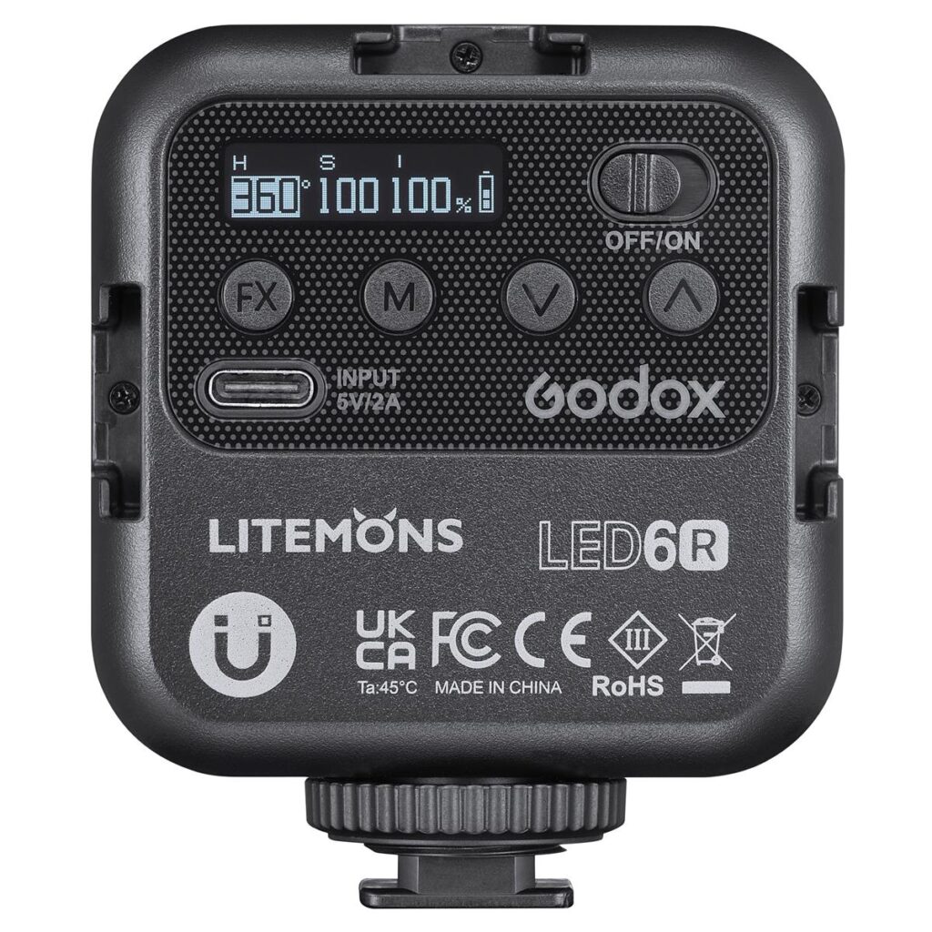 1619619853_844 Lähikuva Godox Litemons LED Light (RGB) LED6R -valaisimen takaosasta, jossa on näyttö, ohjauspainikkeet, USB-C-liitäntä ja sertifiointitarrat. Näytössä näkyy 360° HSI-tila, jossa sekä kirkkaus että kylläisyys on asetettu 100 prosenttiin.