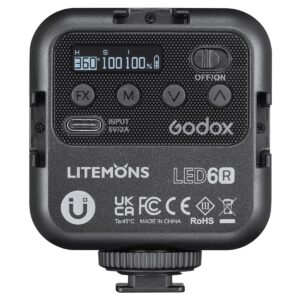 1619619853_844 Lähikuva Godox Litemons LED Light (RGB) LED6R -valaisimen takaosasta, jossa on näyttö, ohjauspainikkeet, USB-C-liitäntä ja sertifiointitarrat. Näytössä näkyy 360° HSI-tila, jossa sekä kirkkaus että kylläisyys on asetettu 100 prosenttiin.