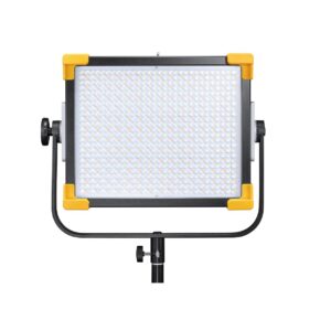 1620217094_187 Godox LED LD75R, suorakulmainen paneelivalaisin, jossa on keltaiset kulmasuojat, on asennettu säädettävään mustaan jalustaan valkoista taustaa vasten.