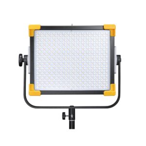 1620217094_187 Godox LED LD75R, suorakulmainen paneelivalaisin, jossa on keltaiset kulmasuojat, on asennettu säädettävään mustaan jalustaan valkoista taustaa vasten.