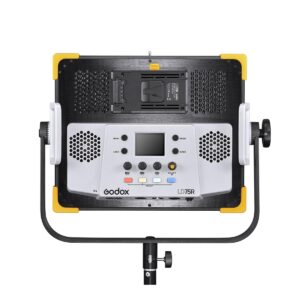 1620217095_280 Godox LED LD75R -paneelivalaisimen takakuva, jossa on ohjauspainikkeet, säätönupit, näyttö ja paristopaikka. Kehyksessä on keltaiset kulmat ja se on asennettu jalustalle.
