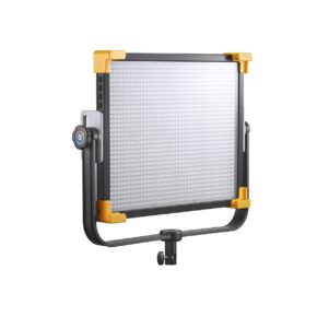1620217218_133 Godox LED LD150RS, suorakulmainen paneelivalaisin, jossa on musta runko, keltaiset kulmasuojat ja U-muotoinen kiinnike, näkyy valkoista taustaa vasten.