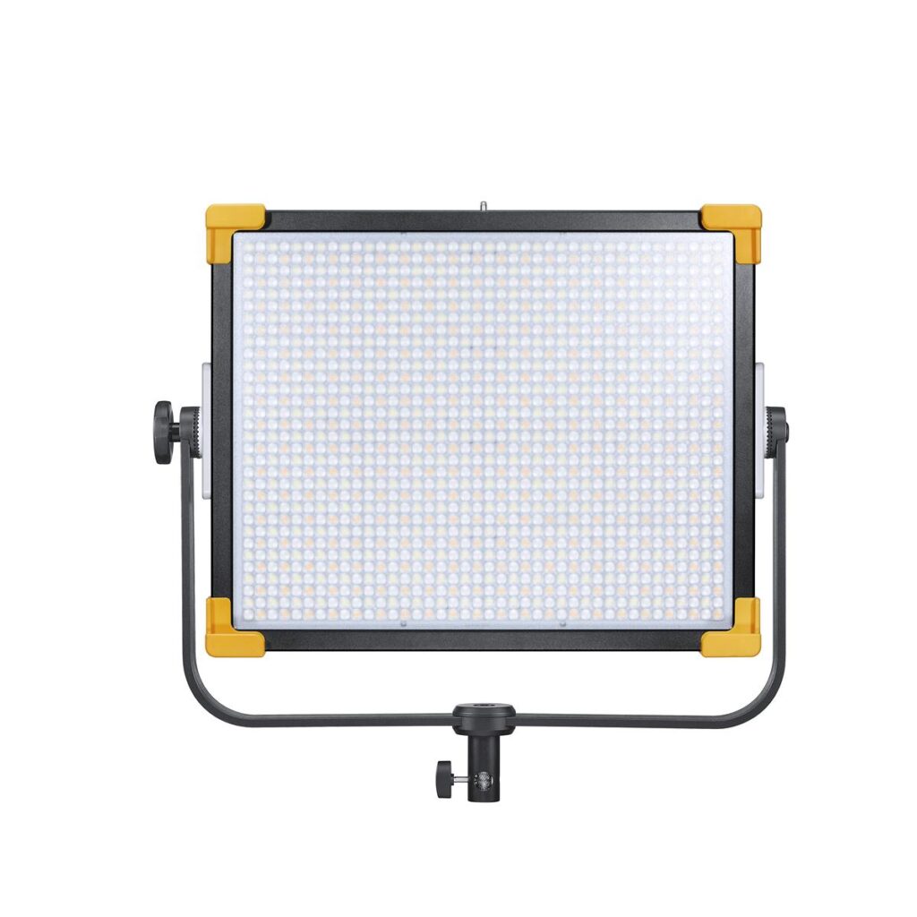 1620217219_169 Godox LED LD150RS on suorakulmainen LED-paneelivalaisin, jossa on musta runko, keltaiset kulmasuojat ja kiinnitysteline valkoisella pohjalla.