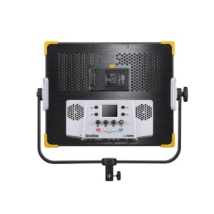 1620217220_208 Godox LED LD150RS -valopaneelin takanäkymässä näkyvät ohjauspainikkeet, LCD-näyttö, tuuletusaukot, akkukiinnike ja keltaiset kulmasuojat.