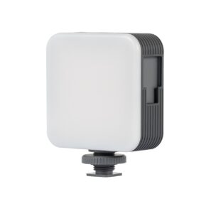 SmallRig 3286 P96 Video LED-valo on kompakti, neliönmuotoinen LED-valo, jossa on valkoinen etuosa, harmaat sivusaukot ja alareunan kiinnitysruuvi kameran tai jalustan helppoa kiinnittämistä varten.
