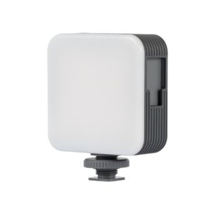 1620729535_443 SmallRig 3286 P96 Video LED-valo on kompakti, neliönmuotoinen LED-valo, jossa on valkoinen etuosa, harmaat sivusaukot ja alareunan kiinnitysruuvi kameran tai jalustan helppoa kiinnittämistä varten.