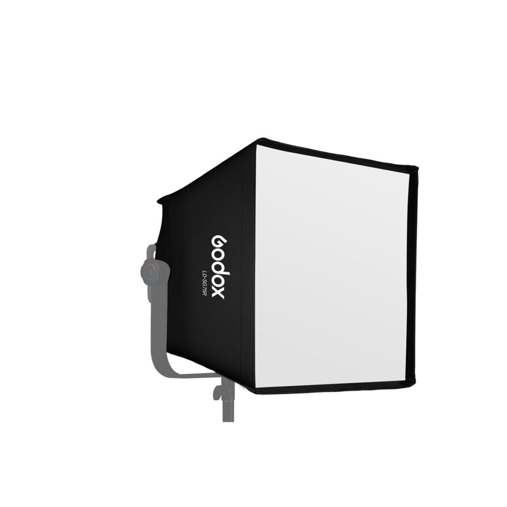 1621495773_919 Godox LD75R Softbox on suorakulmainen valonmuokkain, jossa on valkoinen etupaneeli ja mustat sivut ja joka on asennettu jalustalle ammattimaiseen valokuvaukseen ja videokuvaukseen.