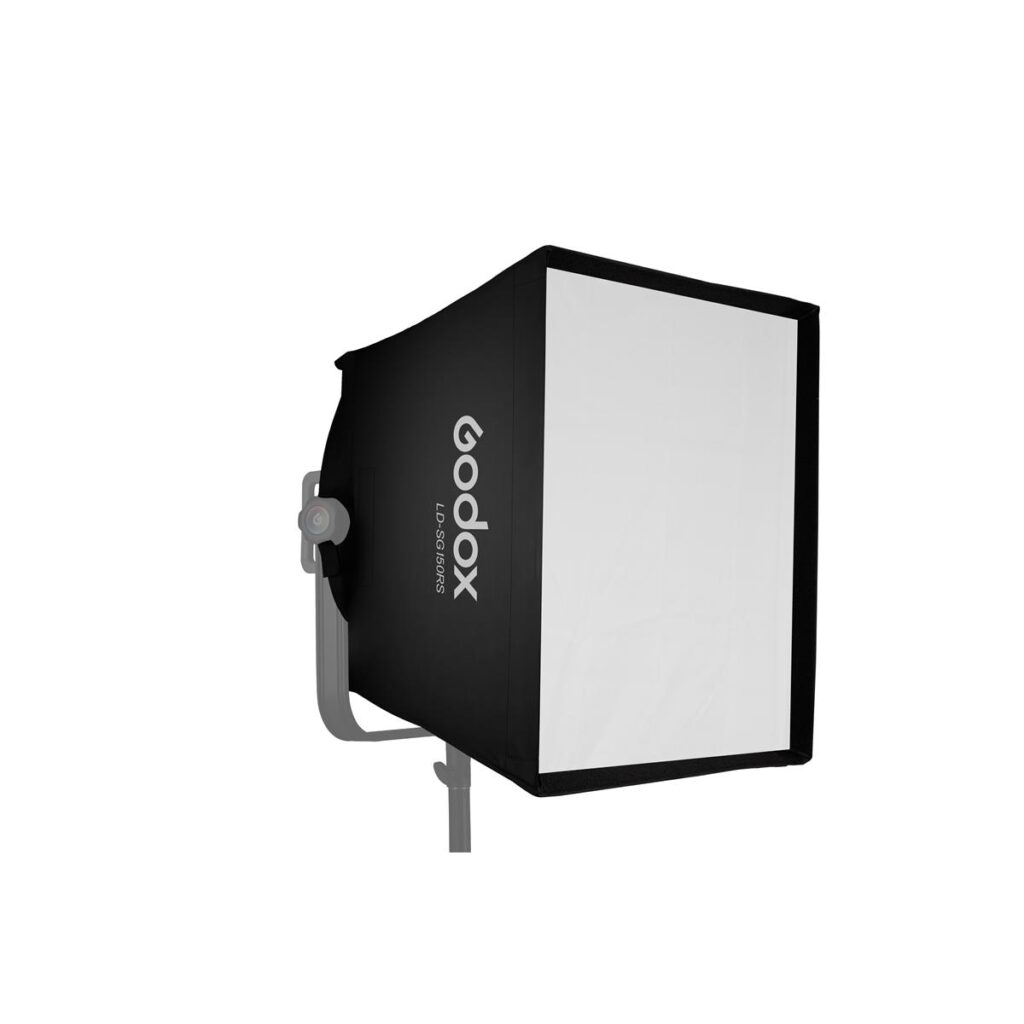 1621495835_760 Godox LD150RS Softboxissa on suorakulmainen valkoinen diffuusoripaneeli, ja se on asennettu harmaaseen säädettävään jalustaan, kuvassa valkoista taustaa vasten.