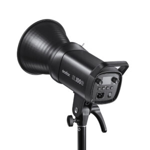 1621500354_583 Musta Godox LED SL100D Daylight -LED-valo on asennettu jalustalle, jossa näkyy sen takapaneeli, jossa on ohjauspainikkeet, virransyöttö ja säädettävä kahva.