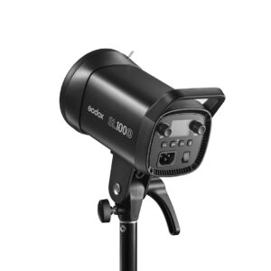 1621500354_695 Godox LED SL100D Daylight -LED-valo mustana, asennettuna jalustalle, jossa on näkyvät säätönupit, painikkeet ja virransyöttö takapaneelissa. Laite on kulmautunut vasemmalle valkoista taustaa vasten.