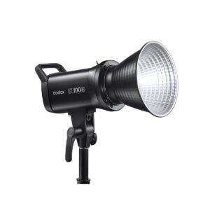 1621594082_123 Godox LED SL100Bi Bi-Color -studiovalaisin, jossa on suuri hopeinen heijastin, on asennettu jalustalle ja näytetään valkoista taustaa vasten.