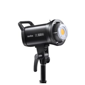 1621594082_216 Godox LED SL100Bi Bi-Color -LED-valo asennettuna jalustalle, sivulta katsottuna, ohjauspaneeli ja suuri pyöreä LED-valo eteenpäin.