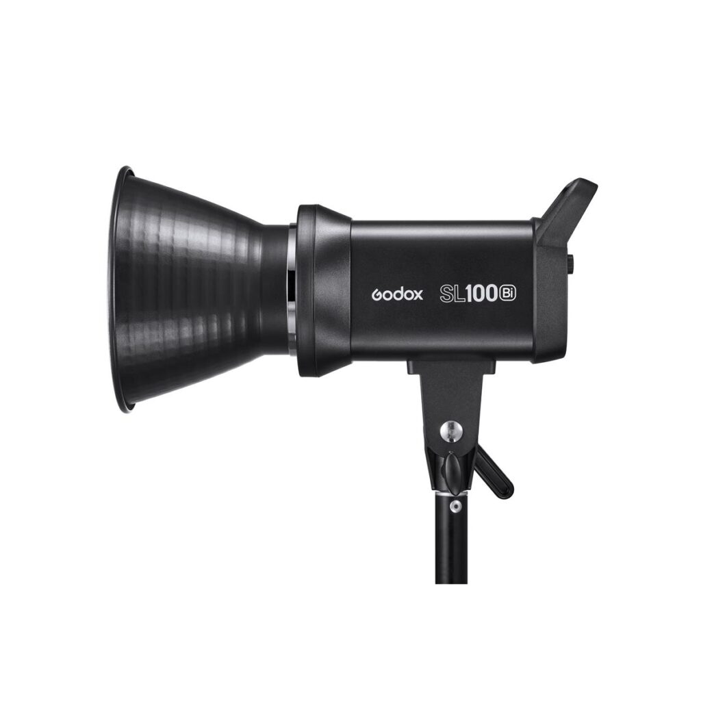 1621594083_299 Mustan värinen Godox LED SL100Bi Bi-Color -LED-valo on asennettu jalustalle, ja se näkyy sivuprofiilissa valkoista taustaa vasten.