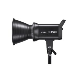 1621594083_299 Mustan värinen Godox LED SL100Bi Bi-Color -LED-valo on asennettu jalustalle, ja se näkyy sivuprofiilissa valkoista taustaa vasten.