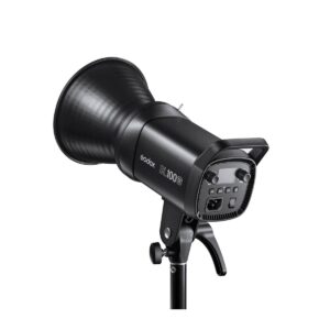 1621594083_366 Musta Godox LED SL100Bi Bi-Color LED-valaisin on asennettu jalustalle, kuvassa takaa, jossa ohjauspainikkeet ja kahva näkyvät. Siinä on suuri heijastin ja vankka rakenne, ihanteellinen valokuvaukseen tai videokuvaukseen.