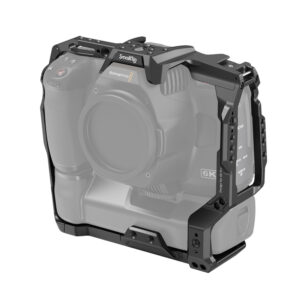 1627480965_047 SmallRig 3382 Cage for BMPCC 6K PRO with Battery Grip koteloi kameran, tarjoaa kiinnityspisteitä lisävarusteille ja lisäsuojaa Blackmagic Pocket Cinema Camera 6K PRO -kamerallesi.