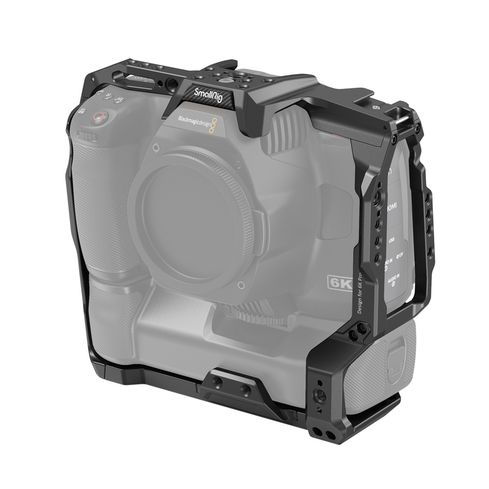 1627480965_047 SmallRig 3382 Cage for BMPCC 6K PRO with Battery Grip koteloi kameran, tarjoaa kiinnityspisteitä lisävarusteille ja lisäsuojaa Blackmagic Pocket Cinema Camera 6K PRO -kamerallesi.
