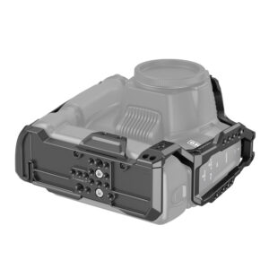 1627480965_641 SmallRig 3382 Cage for BMPCC 6K PRO with Battery Grip, kuvassa mustaa metallia, kiinnittyy puoliksi läpinäkyvän harmaan kameran rungon alaosaan ja tarjoaa paremman suojan ja lisävarusteiden kiinnityspisteitä.