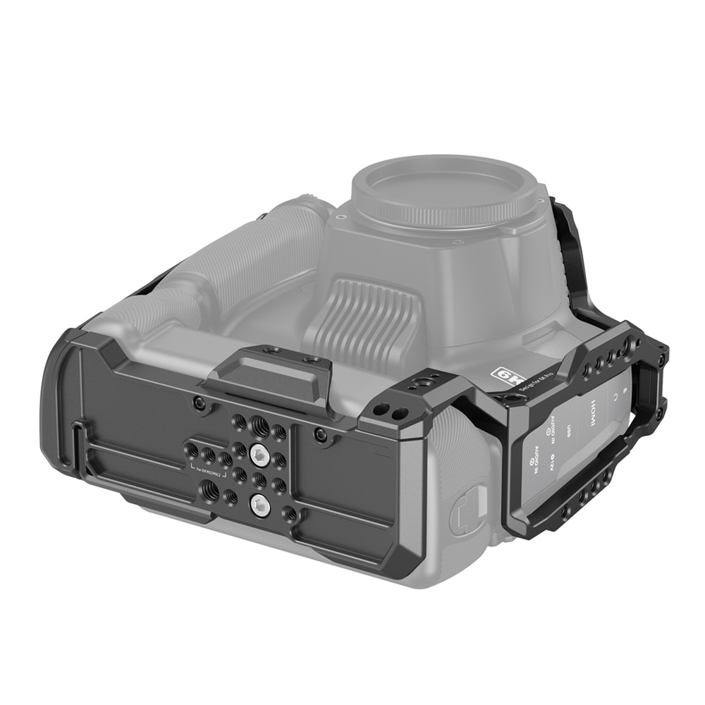 1627480965_641 SmallRig 3382 Cage for BMPCC 6K PRO with Battery Grip, kuvassa mustaa metallia, kiinnittyy puoliksi läpinäkyvän harmaan kameran rungon alaosaan ja tarjoaa paremman suojan ja lisävarusteiden kiinnityspisteitä.