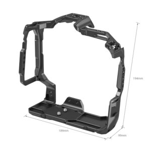 1627480965_974 SmallRig 3382 Cage for BMPCC 6K PRO with Battery Grip on musta metallinen häkki, jossa on useita kiinnityspisteitä, ruuvikiinnikkeillä varustettu pohjalevy ja mitat 194 mm (korkea) × 189 mm (leveä) × 99 mm (syvä), kuvassa kuvakulmassa.