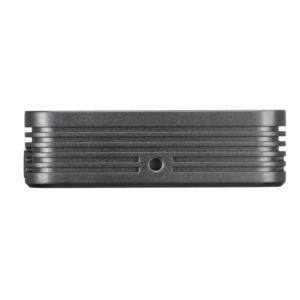1632734297_699 Godox WL8P -vesitiivis LED-valaisin on pieni, suorakulmainen musta laite, jossa on vaakasuuntaiset urat ja keskellä oleva pyöreä portti, joka on kuvassa valkoista taustaa vasten.