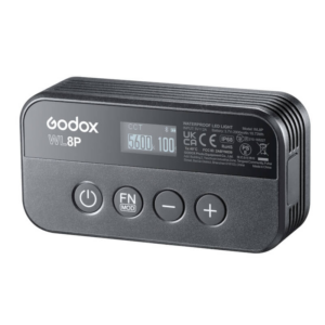 1632734297_966 Godox WL8P vesitiivis LED-valaisin on musta, ja sen etupaneelissa on pieni digitaalinen näyttö, ohjauspainikkeet ja tekniset merkinnät.