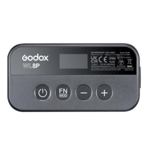 1632734298_137 Godox WL8P -vedenkestävä LED-valaisin on suorakulmainen laite, jonka yläpaneeliin on painettu näyttö, merkittyjä painikkeita (vasen nuoli, FN/MOD, plus, virta) ja tuotetiedot.
