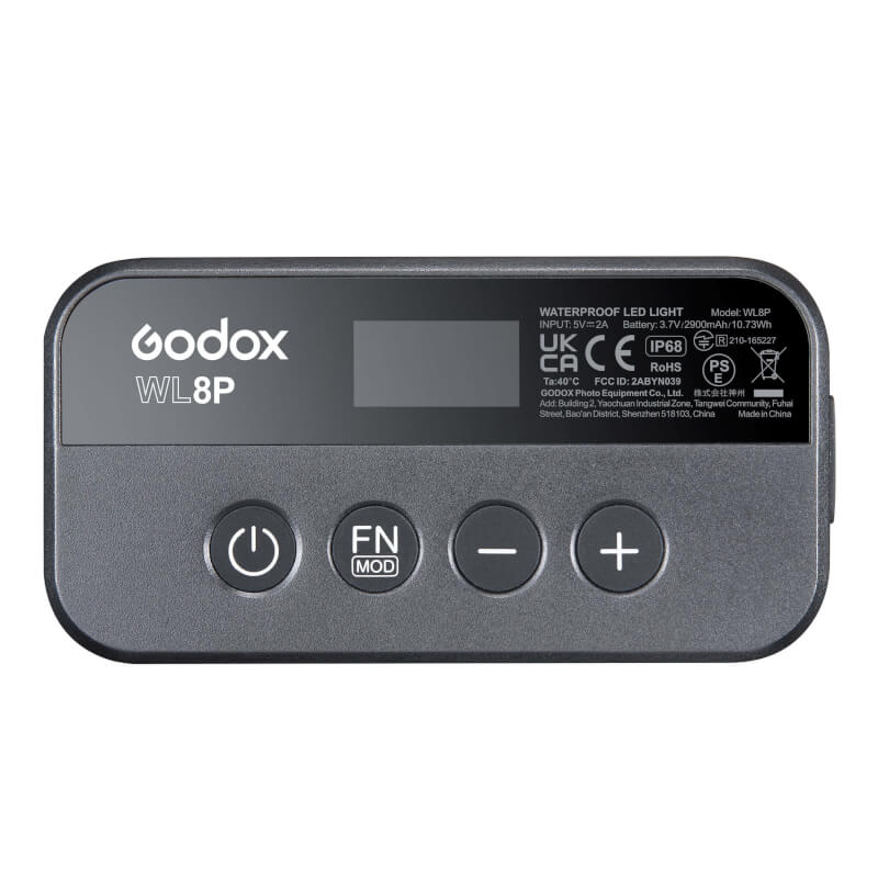 1632734298_137 Godox WL8P -vedenkestävä LED-valaisin on suorakulmainen laite, jonka yläpaneeliin on painettu näyttö, merkittyjä painikkeita (vasen nuoli, FN/MOD, plus, virta) ja tuotetiedot.