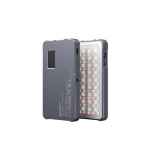 1636124604_668 Kaksi harmaata SmallRig 3489 Vibe P96L RGB -videovalaisinta, joista toisessa näkyy etuosa, jossa on LED-verkko, ja toisessa takaosa, jossa on pieni näyttö ja ohjauspainikkeet.