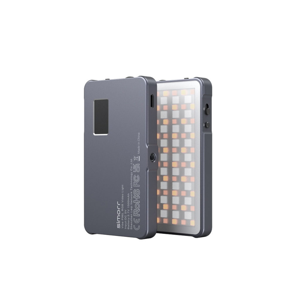 1636124604_668 Kaksi harmaata SmallRig 3489 Vibe P96L RGB -videovalaisinta, joista toisessa näkyy etuosa, jossa on LED-verkko, ja toisessa takaosa, jossa on pieni näyttö ja ohjauspainikkeet.
