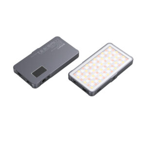 1636124606_758 Kaksi suorakulmaista, kannettavaa SmallRig 3489 Vibe P96L RGB -videovalaisinta harmaana: toisessa näkyy valaistu LED-verkko ja toisessa takaosa, jossa on näyttö ja ohjauspainikkeet.