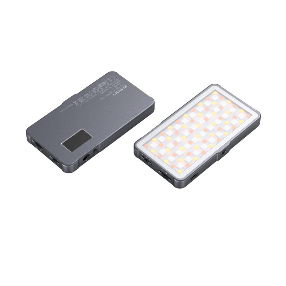 1636124606_758 Kaksi suorakulmaista, kannettavaa SmallRig 3489 Vibe P96L RGB -videovalaisinta harmaana: toisessa näkyy valaistu LED-verkko ja toisessa takaosa, jossa on näyttö ja ohjauspainikkeet.