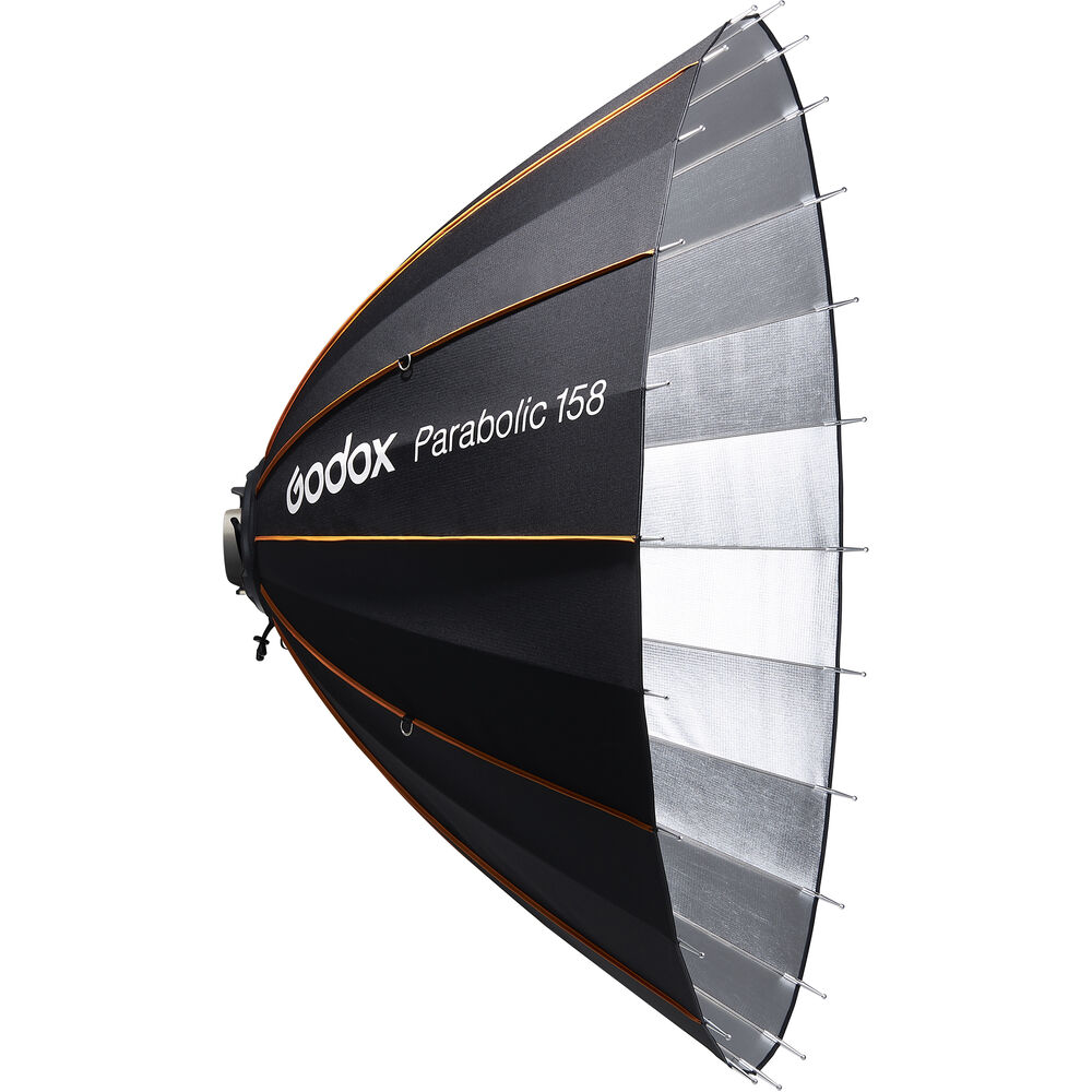 Godox Parabolic Reflector Zoom Box P158Kit, suuri musta softbox, jossa on oranssi reunus, metallitangot ja hopeinen sisäheijastin studiovalaistukseen, näkyy sivulta.