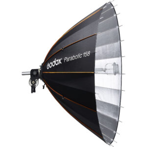 Godox Parabolic Reflector Zoom Box P158Kit, suuri ja musta, jossa on hopeinen sisustus, on profiilikuvassa asennettuna metallikannattimeen, jolloin sen sisällä oleva lampunpidin paljastuu.