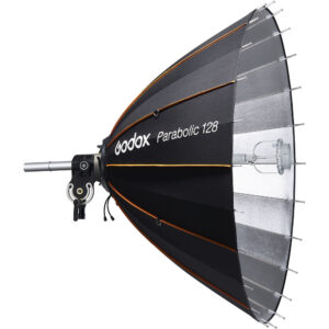 Suuri musta Godox Parabolic Reflector Zoom Box P128Kit oransseilla korostuksilla on asennettu metallikannattimeen, jossa on heijastava sisus ja näkyvät tukitangot.