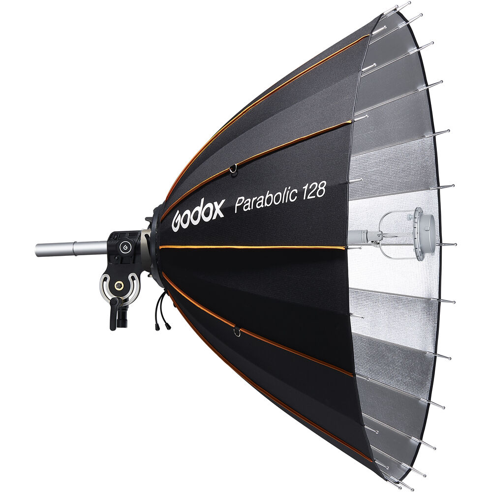 Suuri musta Godox Parabolic Reflector Zoom Box P128Kit oransseilla korostuksilla on asennettu metallikannattimeen, jossa on heijastava sisus ja näkyvät tukitangot.