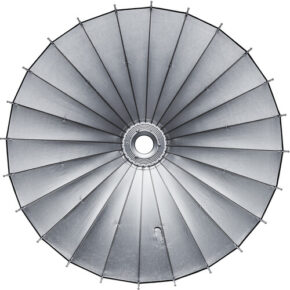 1637062121_559 Ylhäältä Godox Parabolic Reflector Zoom Box P128Kit, suuri pyöreä softbox, jossa on keskiaukko ja säteilevät metalliset puikot, jotka jakavat kankaan kiilamaisiin osiin.