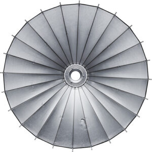 Ylhäältä Godox Parabolic Reflector Zoom Box P128Kit, suuri pyöreä softbox, jossa on keskiaukko ja säteilevät metalliset puikot, jotka jakavat kankaan kiilamaisiin osiin.