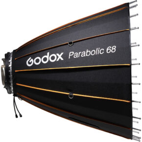 1637062296_392 Musta ja oranssi Godox Parabolic Reflector Zoom Box P68Kit metallitangoilla, kuvassa sivulta. Tuotenimi on painettu valkoisella kankaan pintaan.