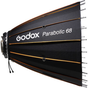 1637062296_392 Musta ja oranssi Godox Parabolic Reflector Zoom Box P68Kit metallitangoilla, kuvassa sivulta. Tuotenimi on painettu valkoisella kankaan pintaan.