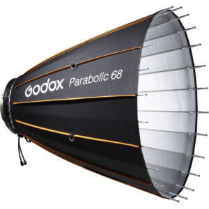 1637062296_453 Godox Parabolic Reflector Zoom Box P68Kit on suuri softbox-valonmuokkain, jossa on musta ulkokuori, oranssit korostukset ja metallitangot, ihanteellinen ammattimaiseen valokuvausvalaistukseen.
