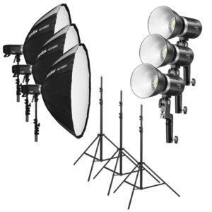 1639569807_687 Godox ML60 Trio Kit sisältää kolme softboxia, kolme LED-studiovaloa ja kolme säädettävää valotelinettä, jotka on sijoitettu pystyasentoon valkoista taustaa vasten.