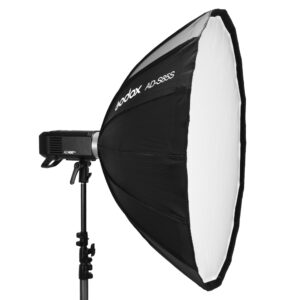 1639569808_590 Godox ML60 Trio Kit -softbox-valaisin on asennettu jalustalle, jossa on suuri kahdeksankulmainen valkoinen diffuusori mustilla sivuilla, ihanteellinen ammattimaiseen valokuvaukseen.