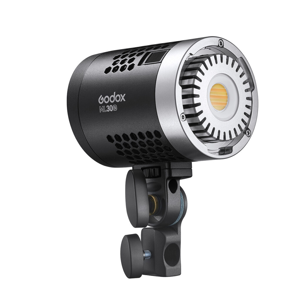 Godox ML KIT2 ML60Bi & ML30Bi Trio Kit LED-valaisin, jossa on lieriömäinen musta runko, jossa on tuuletusreiät ja kiinnitystarvikkeet, näkyy vinossa valkoista taustaa vasten.