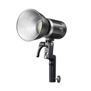 Ammattimainen studiossa käytettävä LED-valosarja Godox ML KIT2 ML60Bi & ML30Bi Trio Kit -LED-valo, jossa on suuri heijastin, kahva, kiinnike ja musta-hopea sylinterimäinen runko, jossa on tuuletetut sivut.