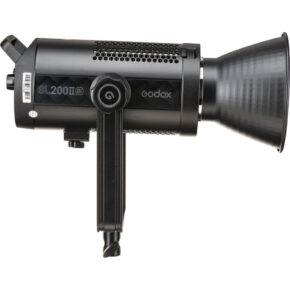 1644577686_337 Mustassa Godox SL200IIBi Bi Color LED-valaisimessa on sivulta katsottuna sylinterimäinen runko, jossa on tuuletusaukot, heijastinkartio ja kiinnike.